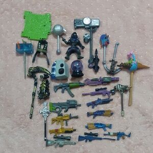 Fortnight Figure And Weapons